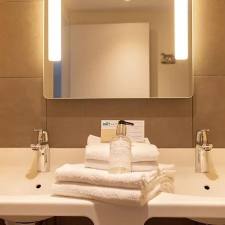 Brit - De L'hippodrome Hotel