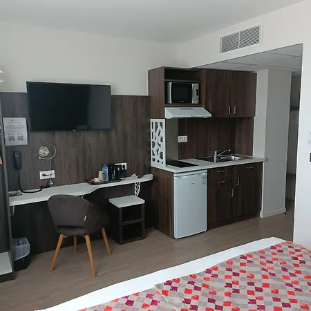 Brit - De L'hippodrome Hotel 3*